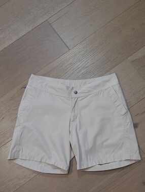 Prana Shorts Women's sz M Cream Mid Rise Hiking/Athleisure Shorts